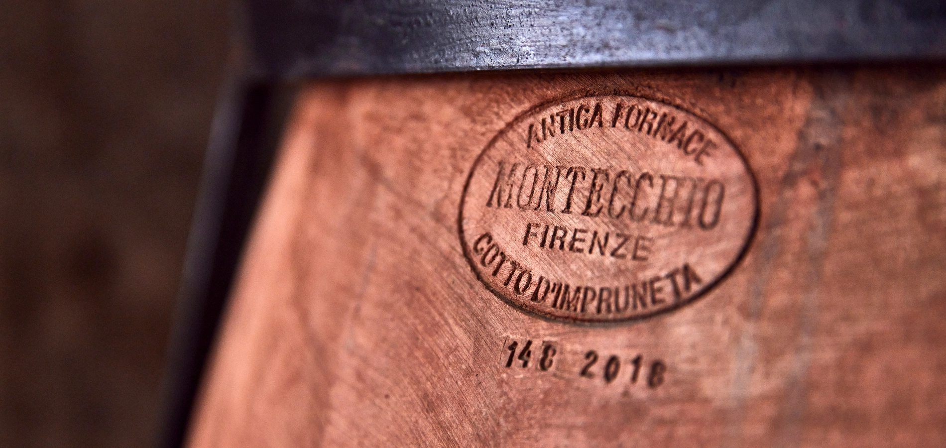 Primer plano de una tinaja de barro de Pago de los Estares en Ribera del Duero