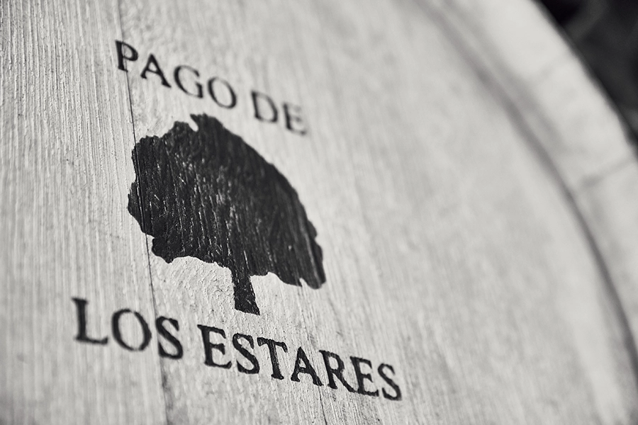 Primer plano del logotipo de Pago de los Estares marcado en una barrica de madera