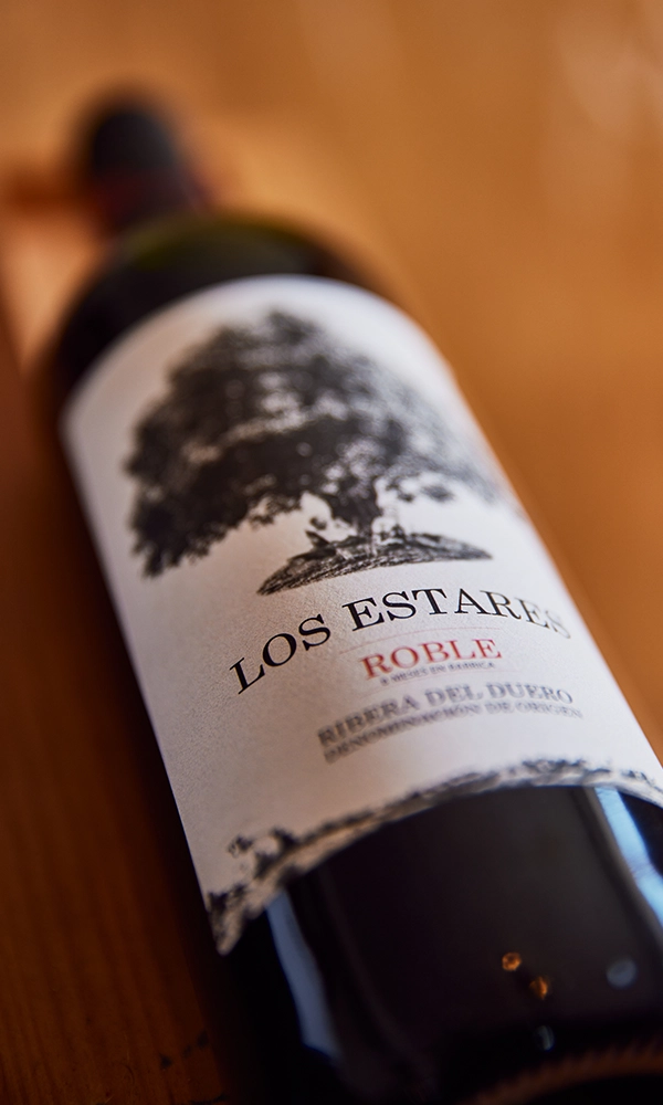 Primer plano de Botella de Roble de la Bodega Pago de los Estares en Ribera del Duero sobre una superficie de madera