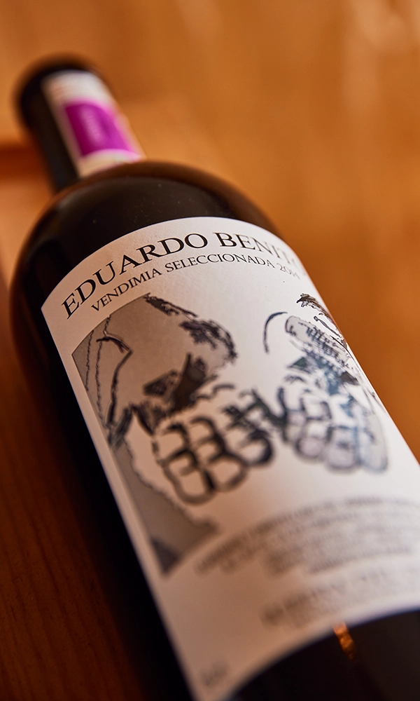 Primer plano de Botella de Eduardo Benito de la Bodega Pago de los Estares en Ribera del Duero sobre un fondo de madera